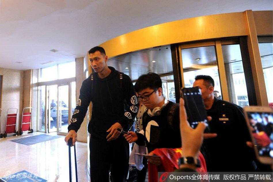 华南虎空降乌鲁木齐 疆粤大战一触即发 球队核心易建联第一个走下了大巴,神情冷峻而坚毅,深邃的目光扫过四周,仿佛在提前丈量着这个即将被热血浸染的战场。