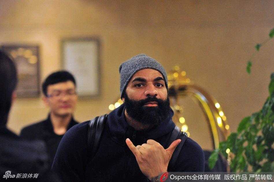 华南虎空降乌鲁木齐 疆粤大战一触即发 承载着无数冠军荣耀的南粤雄师大巴,缓缓驶入乌鲁木齐,仿佛一头沉睡的猛虎,踏入了未知的西北密林。