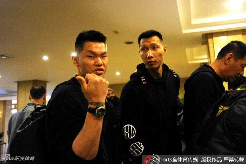 华南虎空降乌鲁木齐 疆粤大战一触即发 广东队长周鹏低头看着手机,神情专注,或许正在研究对手的战术,又或是在给家人报一声平安,大战前的平静写在他的脸上。