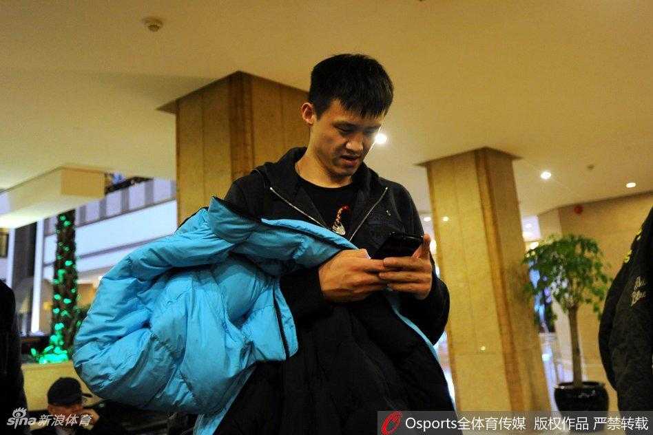 华南虎空降乌鲁木齐 疆粤大战一触即发 宏远众将士在乌鲁木齐机场集结,他们目光坚定,步履一致,这支王者之师正向着第十座总冠军奖杯发起强有力的冲击。