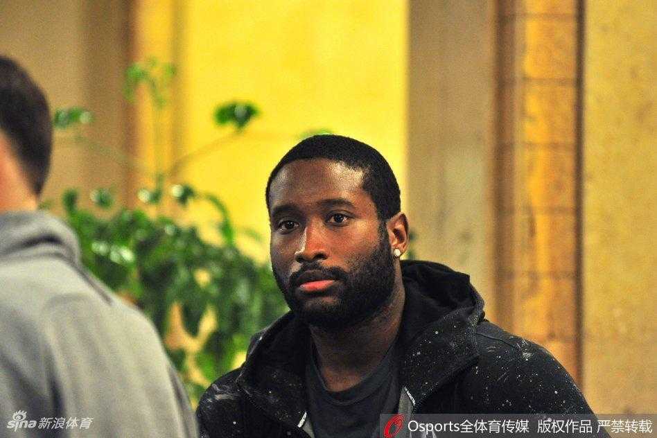 华南虎空降乌鲁木齐 疆粤大战一触即发 外援斯隆戴着耳机,背着双肩包,低调地随着人流前行,他将是广东队在后场指挥交通的大脑,冷静而致命。