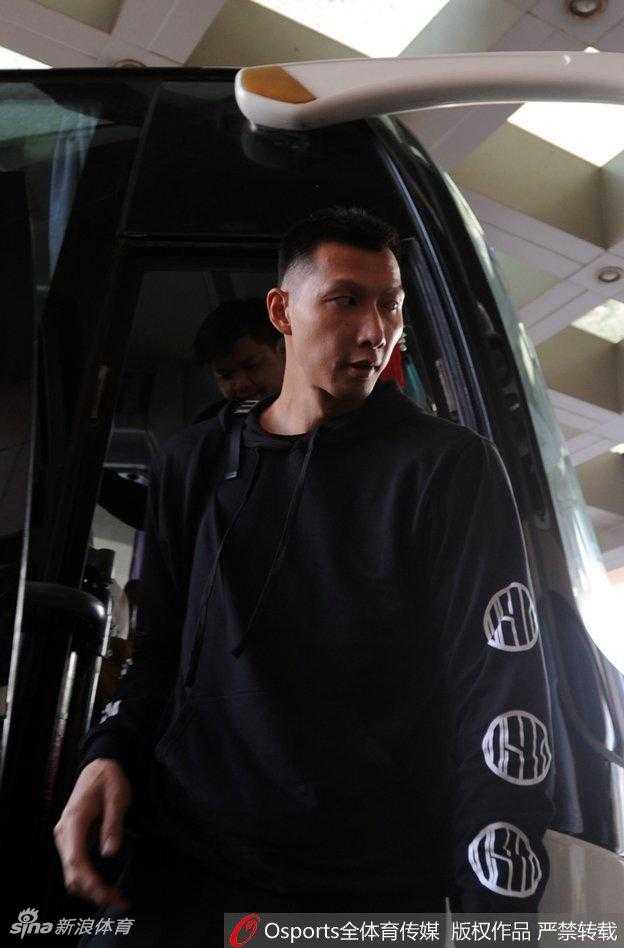 华南虎空降乌鲁木齐 疆粤大战一触即发 身兼数职的朱芳雨从大巴上从容走下,眉宇间透着一股久经沙场的霸气,仿佛一位运筹帷幄的将军,准备亲临前线杀敌。