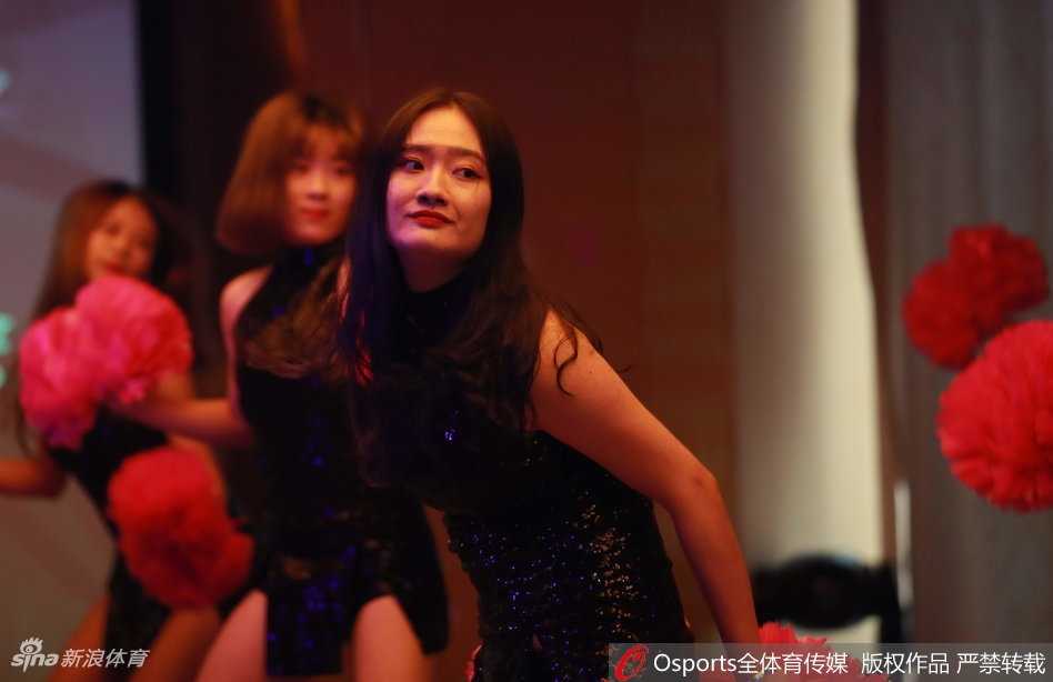 南京同曦新篇章:啦啦队热舞引爆出征仪式,最强阵容誓创队史佳绩 发布会上,身穿制服的啦啦队宝贝们一字排开,她们微笑着向镜头挥手,与台下的球员和嘉宾共同见证同曦男篮开启新赛季的重要时刻。