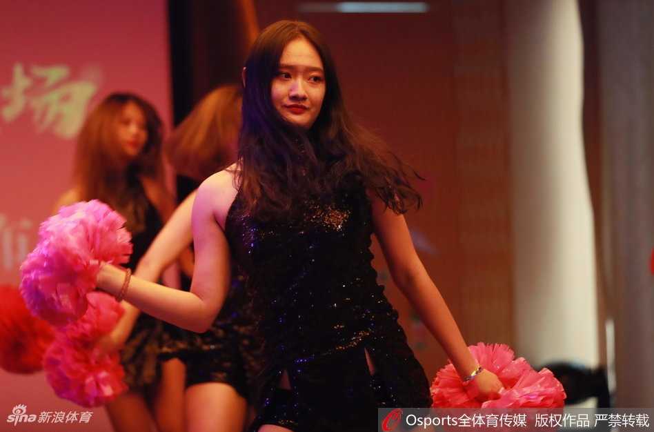 南京同曦新篇章:啦啦队热舞引爆出征仪式,最强阵容誓创队史佳绩 啦啦队宝贝在背景板前留下倩影,修长的身姿与“南京同曦”的队徽相映成辉,她们是新赛季赛场边最靓丽的风景线。