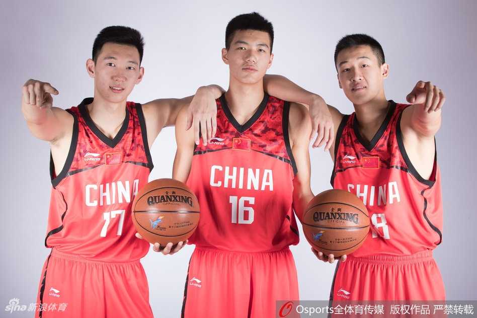 佛山U16亚青赛现场，身披红色战袍的中国小将孙浩钦在对手的严密防守下，依然眼神坚毅，冷静地观察场上局势，准备送出致命一传。