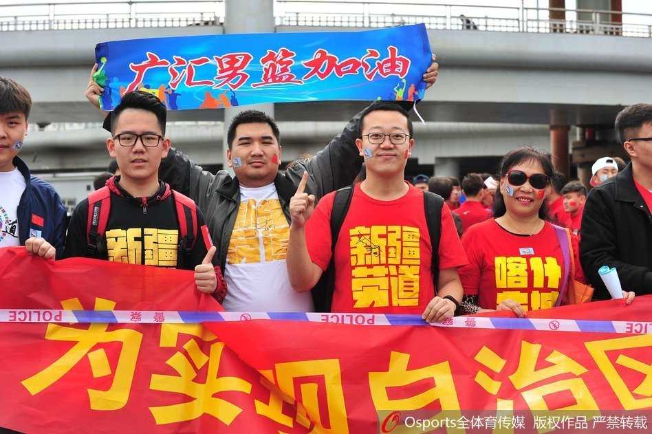 新疆男篮的大巴被热情的球迷层层包围，球员们在车内透过车窗向外张望，用手机记录下这震撼人心的欢迎场面，球迷们的手臂如林，争相与心中的英雄击掌。