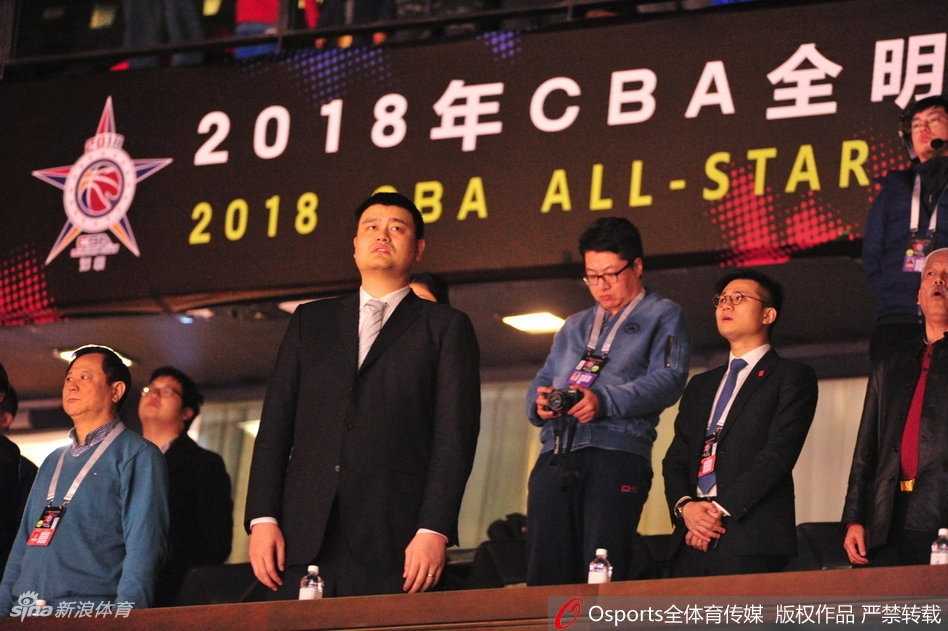 姚明现身星锐赛再送经典表情包 场边萌态引球迷热议 姚明端坐在看台上,双手轻轻搭在膝盖,嘴角不自觉地上扬,露出憨厚而专注的“姨母笑”,眼神里满是对后辈的关爱。