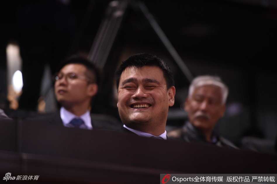 姚明现身星锐赛再送经典表情包 场边萌态引球迷热议 姚明双手抱在胸前,脸上挂着无奈又好笑的表情,眼睛睁得圆圆的,似乎在为场上球员投出的离谱三线球感到不可思议。