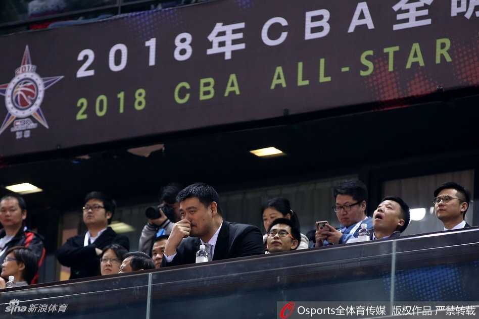 姚明现身星锐赛再送经典表情包 场边萌态引球迷热议 姚明扭头与身旁的友人窃窃私语,脸上的表情带着一丝难以置信,仿佛在说:“刚才这球居然没进?现在的小年轻啊。”