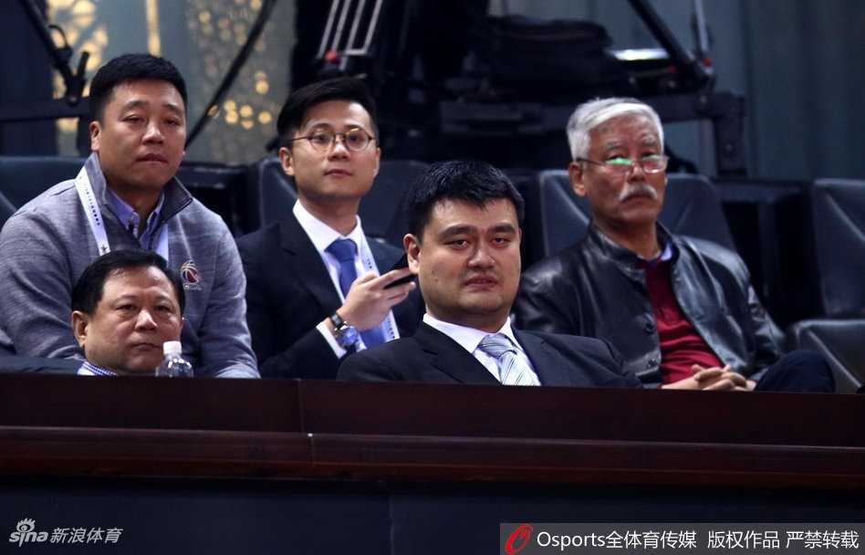 姚明现身星锐赛再送经典表情包 场边萌态引球迷热议 姚明眉头微微皱起,嘴巴抿成一条线,露出深思状,仿佛化身为场边的战术大师,正在心里默默给年轻球员的跑位打分。