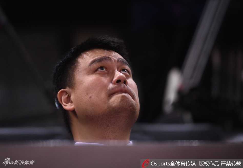 姚明现身星锐赛再送经典表情包 场边萌态引球迷热议 姚明做出一个略显夸张的惊讶表情,嘴巴微张,眉毛高高扬起,似乎对场上某位球员的惊人操作感到既震惊又好笑。