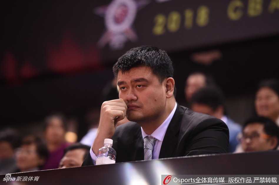 姚明现身星锐赛再送经典表情包 场边萌态引球迷热议 在一阵欢笑过后,姚明终于忍不住单手捂脸,肩膀微微耸动,仿佛在说:这场面太欢乐了,我实在憋不住了。