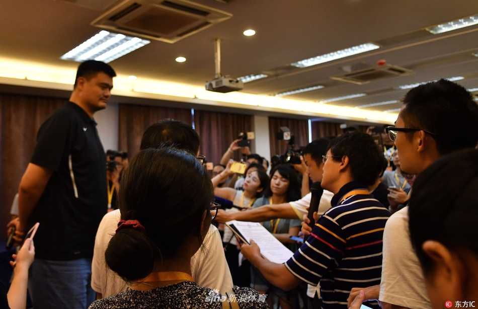 姚明现身金陵助梦起航,二〇一七希望小学篮球季凝聚体育育人力量 篮球巨人姚明俯身微笑,与身着红色球衣的山区小球员手掌相击,眼神里满是鼓励与温柔,定格了梦想传递的动人瞬间。