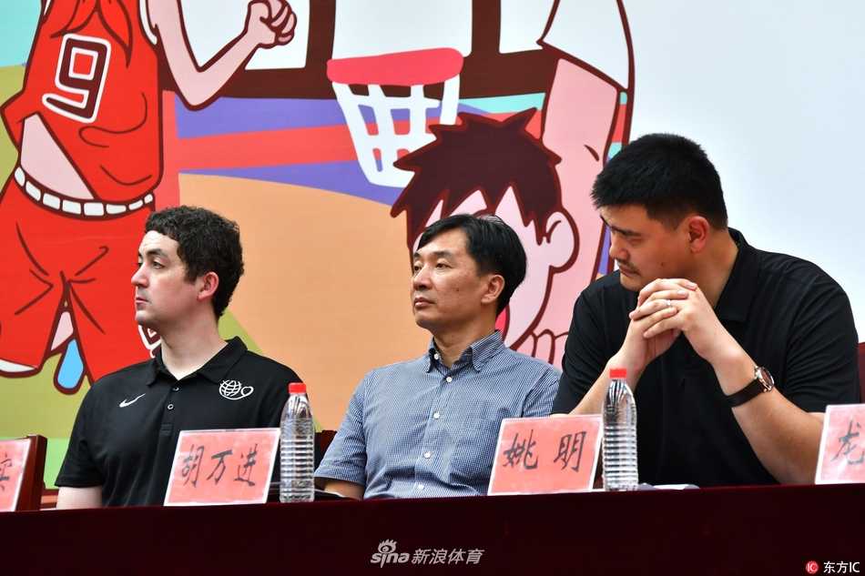 姚明现身金陵助梦起航,二〇一七希望小学篮球季凝聚体育育人力量 在一片闪光灯下,姚明为小球员们签名,孩子们伸长手臂、踮起脚尖,渴望得到这份珍贵的鼓励,画面充满了对未来的无限憧憬。