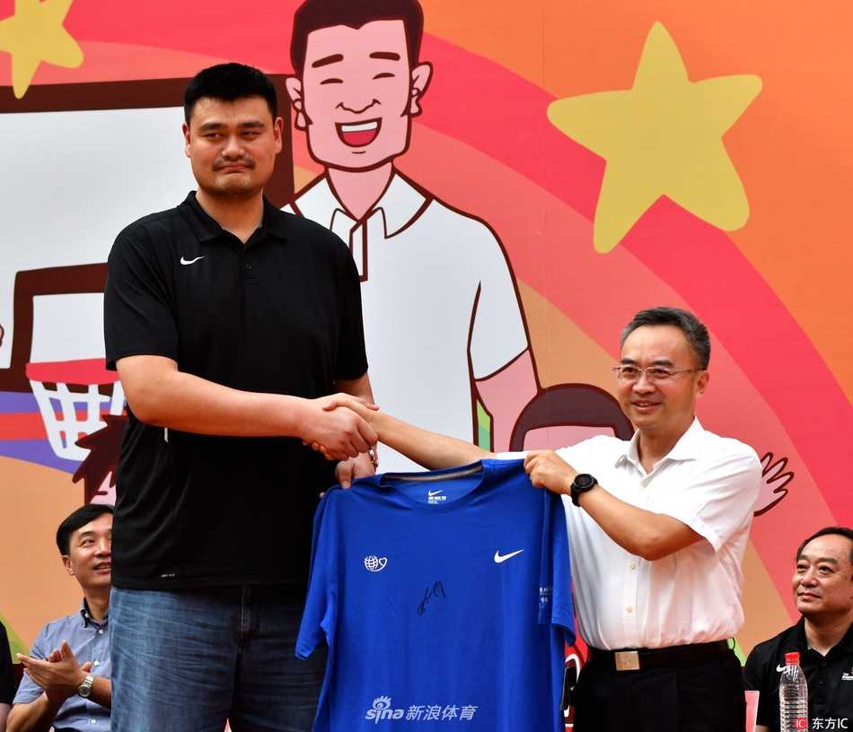 姚明现身金陵助梦起航,二〇一七希望小学篮球季凝聚体育育人力量 烈日下,身穿黑色T恤的姚明耐心指导几名小球员进行运球训练,他庞大的身影与孩子们娇小的身形形成对比,篮球的梦想就此生根发芽。
