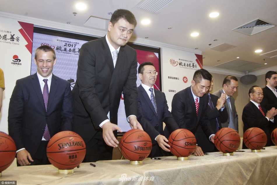 姚明香港出席姚基金慈善赛记者会 以体育人践行公益初心 身着一袭深色西装的姚明,在麦克风前神情专注而坚定,目光中透露出对慈善事业的无限热忱,正一字一句地向媒体阐述着姚基金的公益愿景。