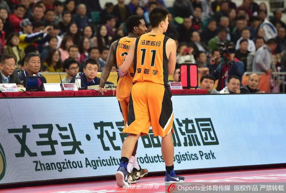 季前赛硝烟弥漫,西热力江与詹宁斯针锋相对引爆球场 冲突瞬间,双方球员迅速围拢,现场气氛剑拔弩张