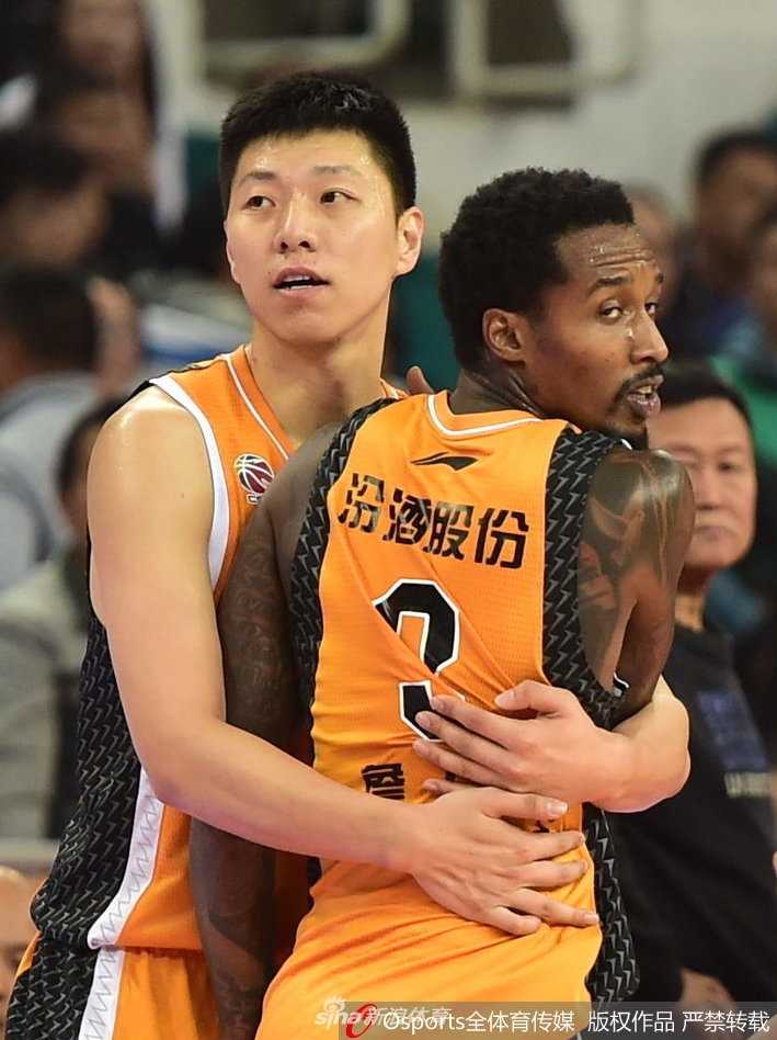 季前赛硝烟弥漫,西热力江与詹宁斯针锋相对引爆球场 西热力江在比赛中神情专注,汗水浸透球衣,斗志昂扬