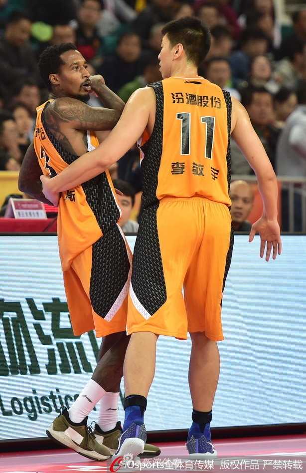 季前赛硝烟弥漫,西热力江与詹宁斯针锋相对引爆球场 队友和裁判奋力将纠缠在一起的西热力江与詹宁斯分开