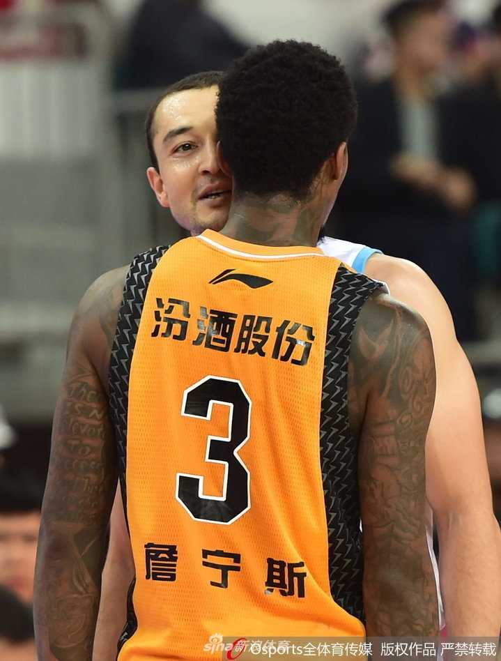 季前赛硝烟弥漫,西热力江与詹宁斯针锋相对引爆球场 詹宁斯完成高难度投篮后怒吼庆祝,情绪彻底释放