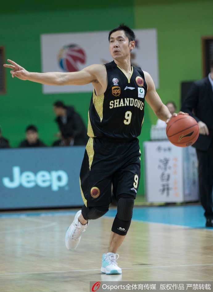 客战南京,“劳莫”组合联手发威助山东延续连胜步伐 泰·劳森面对防守自信出手,皮球在空中划出完美弧线,应声入网