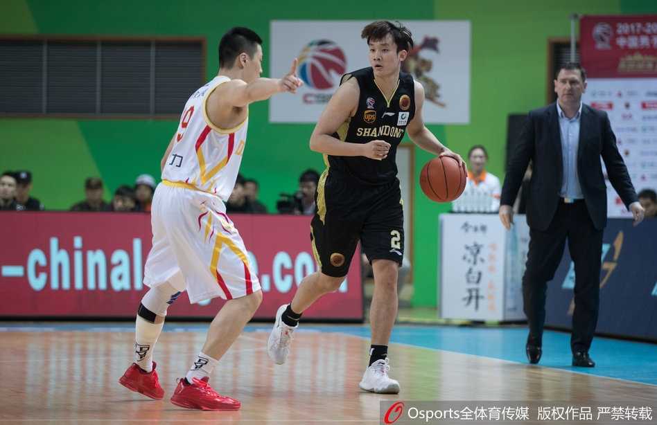 客战南京,“劳莫”组合联手发威助山东延续连胜步伐 莫泰尤纳斯在篮下强硬卡位,用宽厚的背部顶开防守,稳稳摘下前场篮板