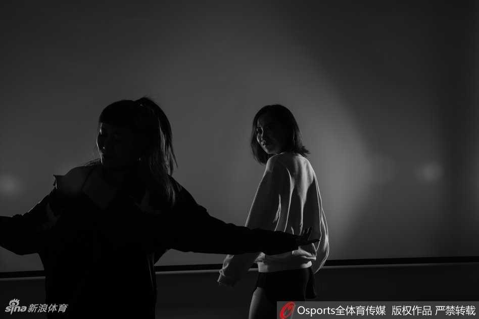 巅峰啦啦队俏皮亮相新赛季 青春风暴点燃球场激情 午后阳光穿过球场围网,洒在宝贝回眸一笑的脸上,光影交织间定格了属于青春的美好时光。