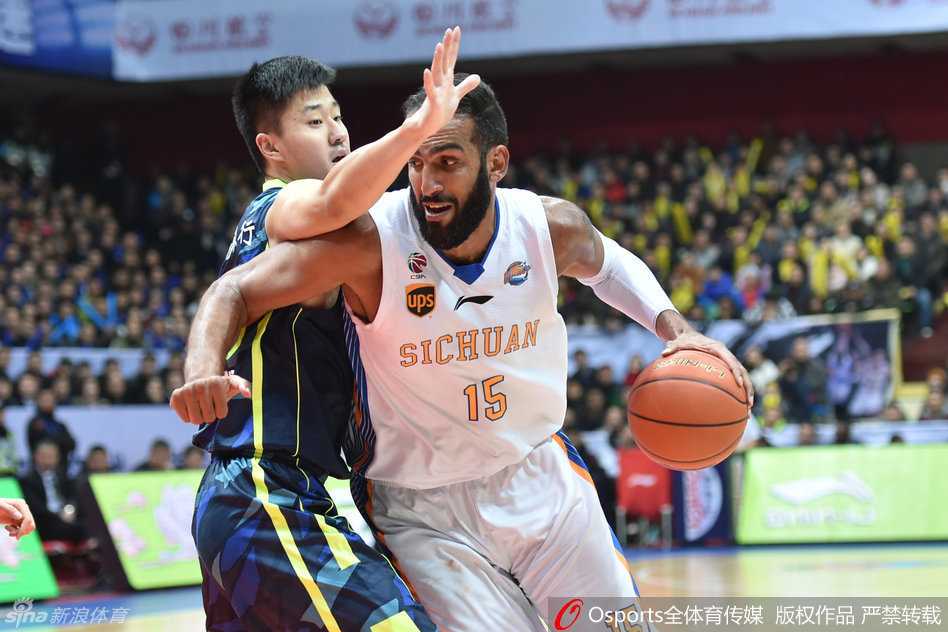 川粤对决经典重温:哈达迪肆虐内线,约什暴力隔扣惊四座 广东队任骏飞在边线持球,面对四川队的防守,他冷静地观察场上局势,寻找将球传给队友的最佳时机。