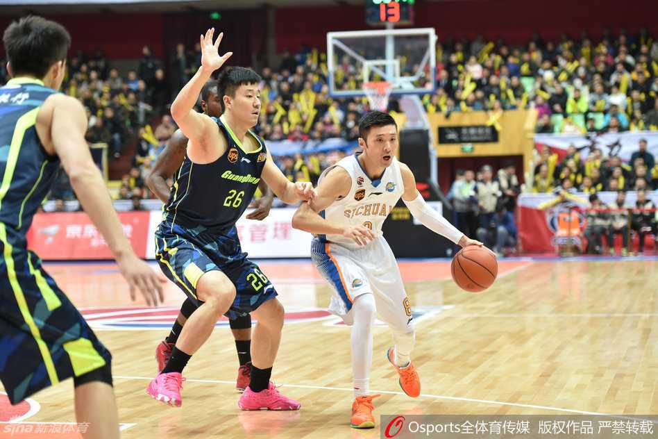 川粤对决经典重温:哈达迪肆虐内线,约什暴力隔扣惊四座 前NBA球员卡洛斯·布泽尔利用脚步优势强行突破四川防线,虽然面临哈达迪的协防威胁,他依然坚决杀向内线。