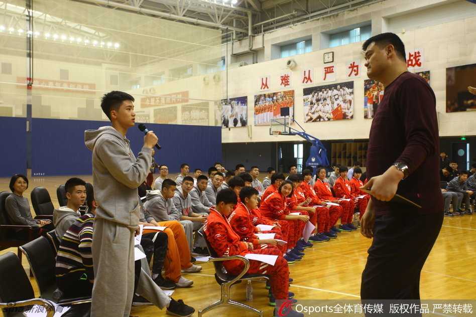 巨人的肩膀与少年的征途:姚明寄语国青国少,勇敢试错方能闪耀 姚明坐在场边小板凳上侃侃而谈,周围坐满了身穿国家队队服的青少年球员,他眼神中充满鼓励与期待,仿佛要将自己所有的经验都倾囊相授给下一代。