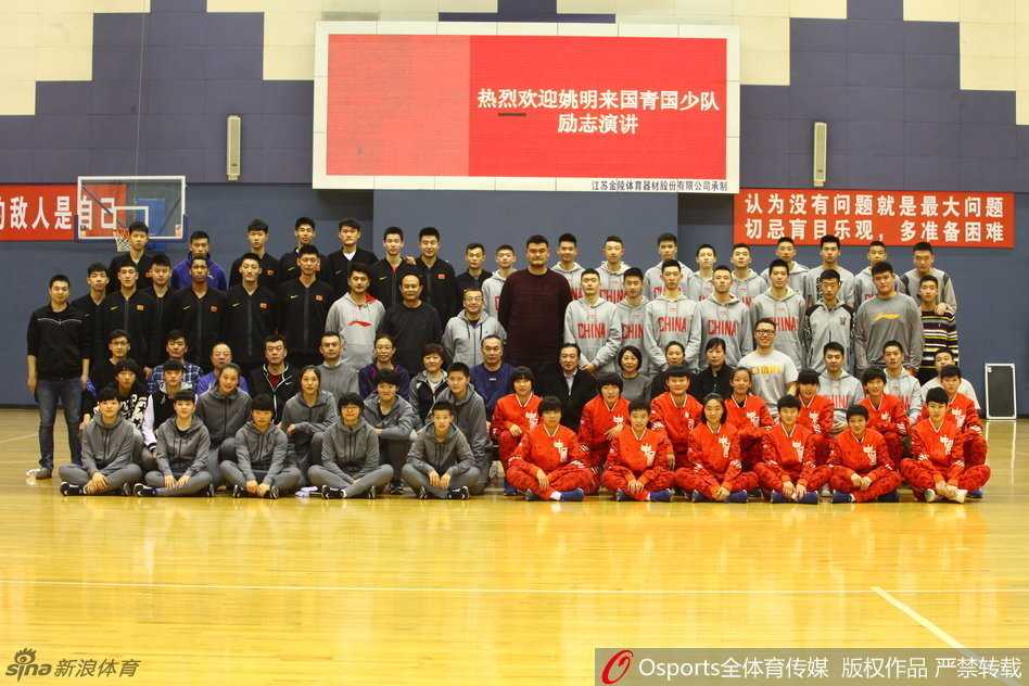 巨人的肩膀与少年的征途:姚明寄语国青国少,勇敢试错方能闪耀 姚明坐在椅子上,双手比划着,正在耐心回答一位小球员提出的关于篮球技巧的问题,他专注的神情仿佛在对待一场正式的发布会,让小球员倍感温暖。