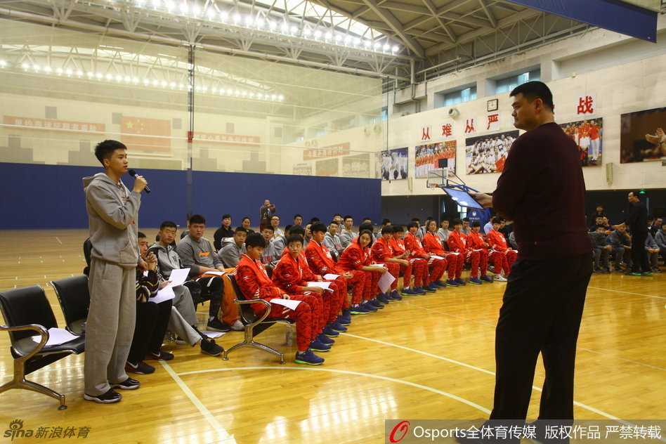 巨人的肩膀与少年的征途:姚明寄语国青国少,勇敢试错方能闪耀 面对小球员略显稚嫩的问题,姚明不仅没有敷衍,反而以手托腮,做出认真思考状,随后用一段亲身经历的趣事引得在场的教练和队员们开怀大笑。