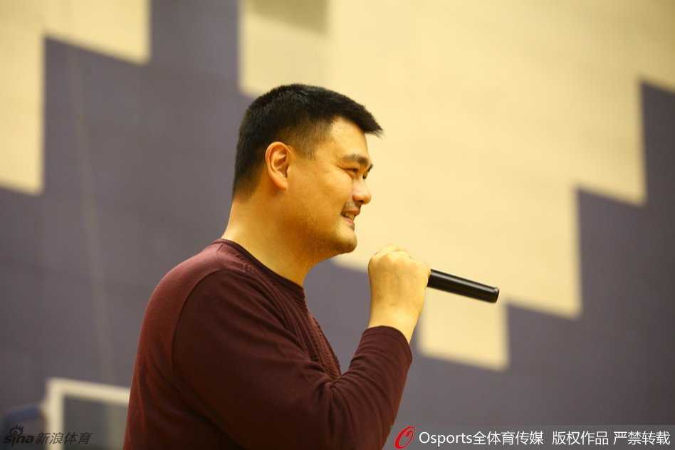 巨人的肩膀与少年的征途:姚明寄语国青国少,勇敢试错方能闪耀 演讲结束后,姚明被一群充满活力的国青男女篮队员团团围住,大家簇拥着这位老大哥,在明亮的篮球馆里留下了一张青春洋溢、满是笑容的珍贵大合影。