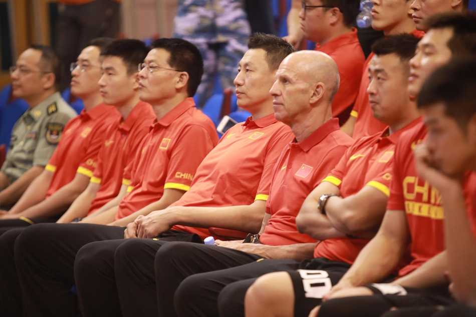 热血铸军魂 篮球传友谊 中国男篮红队深情探访驻香港部队 中国男篮红队全体球员与驻香港部队官兵在威武的军舰前整齐列队,一同留下了一张洋溢着笑容与情谊的珍贵大合影,蓝天白云下的迷彩与红色队服交相辉映。