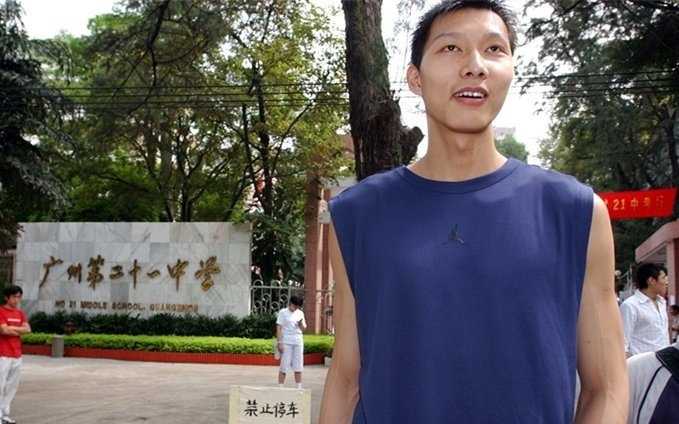 男篮一哥的青春记忆:易建联高考奇遇记 一脸青涩的易建联穿着白色T恤,站在高考考场外的人群中,神情茫然又带着点好奇,仿佛在说‘这就是高考的战场吗?’