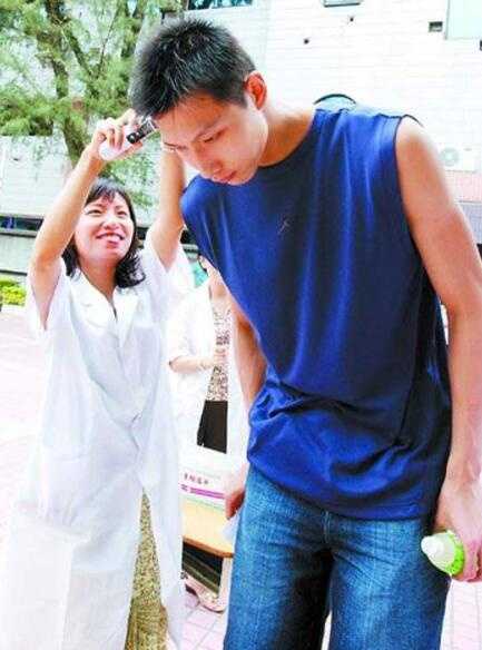 男篮一哥的青春记忆:易建联高考奇遇记 高考结束后,易建联坐在考场外的花坛边,手拿一部旧式手机,眼神放空,表情呆萌,完美演绎了‘我是谁?我在哪?刚刚考了啥?’的经典考后状态。