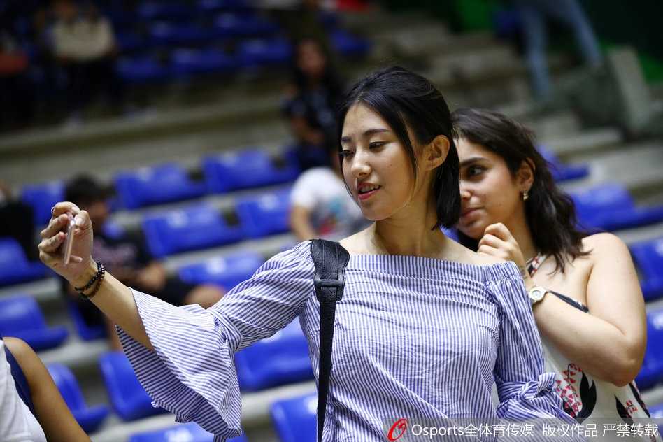 男篮亚洲杯险胜伊拉克 场边美女球迷与萌娃抢镜 萌娃趴在栏杆上,专注地看着场内,为男篮加油,眼神里充满童真与热情
