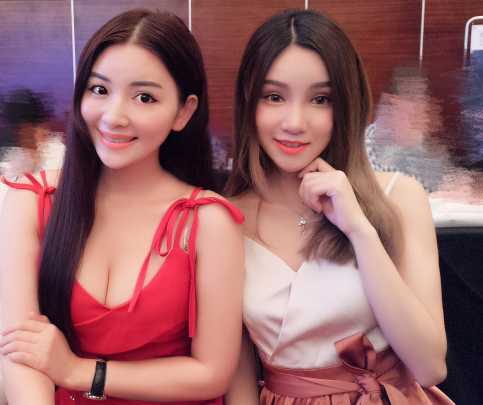 篮球宝贝神似真人芭比,赛场之外绽放甜美阳光魅力 篮球宝贝拥有一双明亮有神的大眼睛,高挺的鼻梁和甜美的微笑弧度,确实神似橱窗里的芭比娃娃