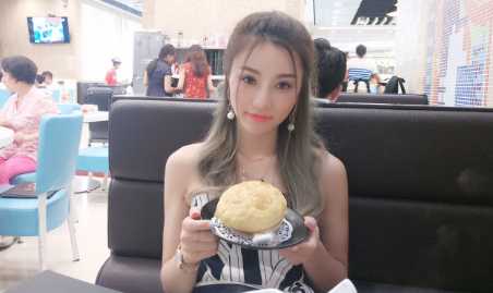 篮球宝贝神似真人芭比,赛场之外绽放甜美阳光魅力 她用甜美的笑容和阳光的气质,为我们展现了一种新时代的健康美,是篮球场上一道亮丽的风景