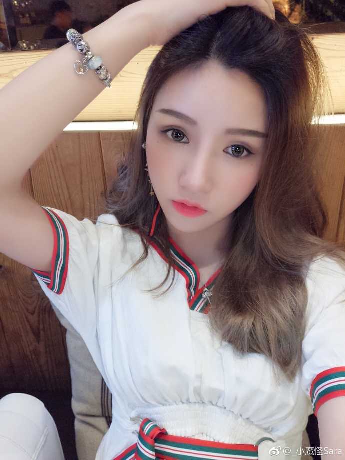 篮球宝贝神似真人芭比,赛场之外绽放甜美阳光魅力 她将芭比的精致与篮球运动的活力完美融合,展现出一种全新的、更具亲和力的美