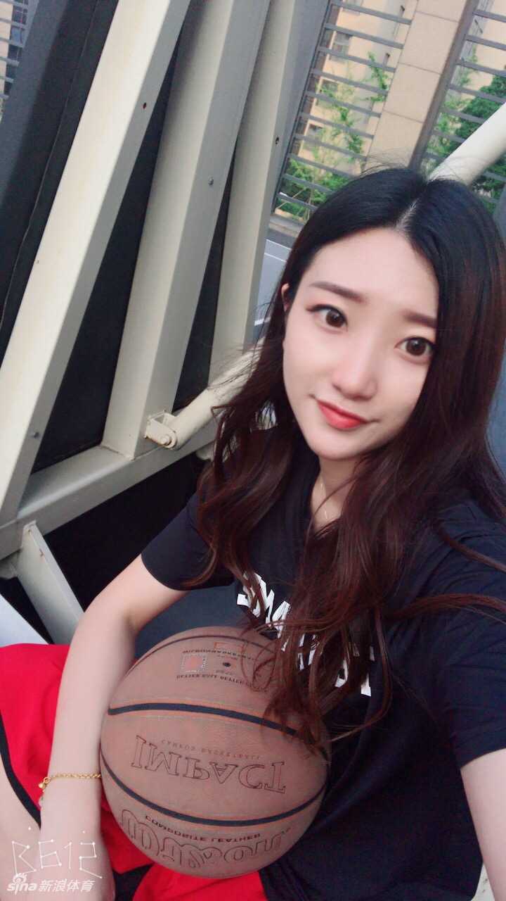 篮球少女林雪慧:从CUBA赛场到人生的华丽转身 上了船的她凭栏远眺,背影里藏着的不仅有风景,更有那份从球场带来的从容与自信。