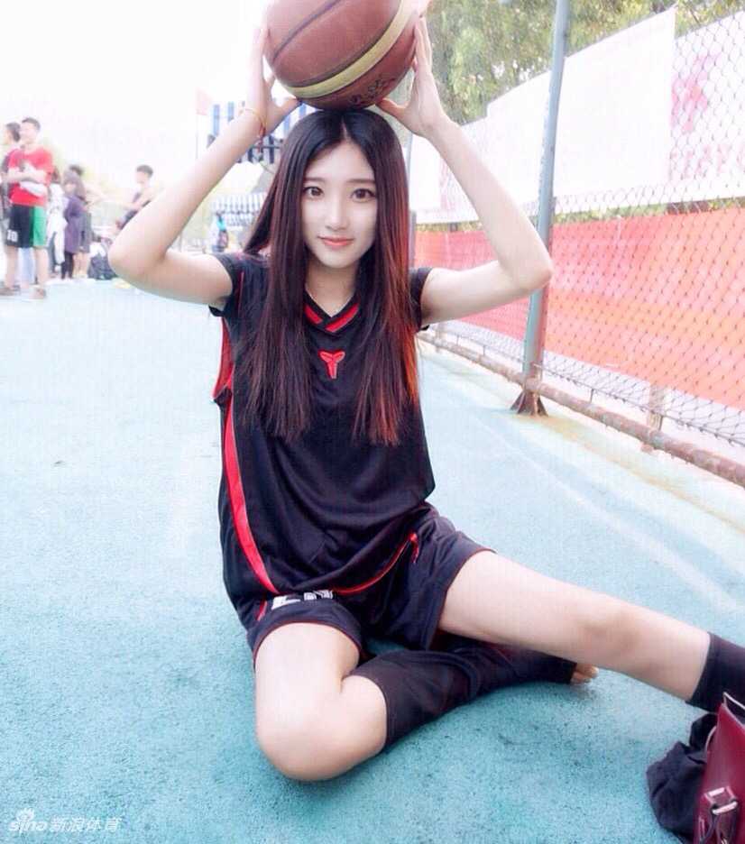 篮球少女林雪慧:从CUBA赛场到人生的华丽转身 海边度假的她,长发飘飘,回眸一笑,让夏日的海风都带着一丝清甜。
