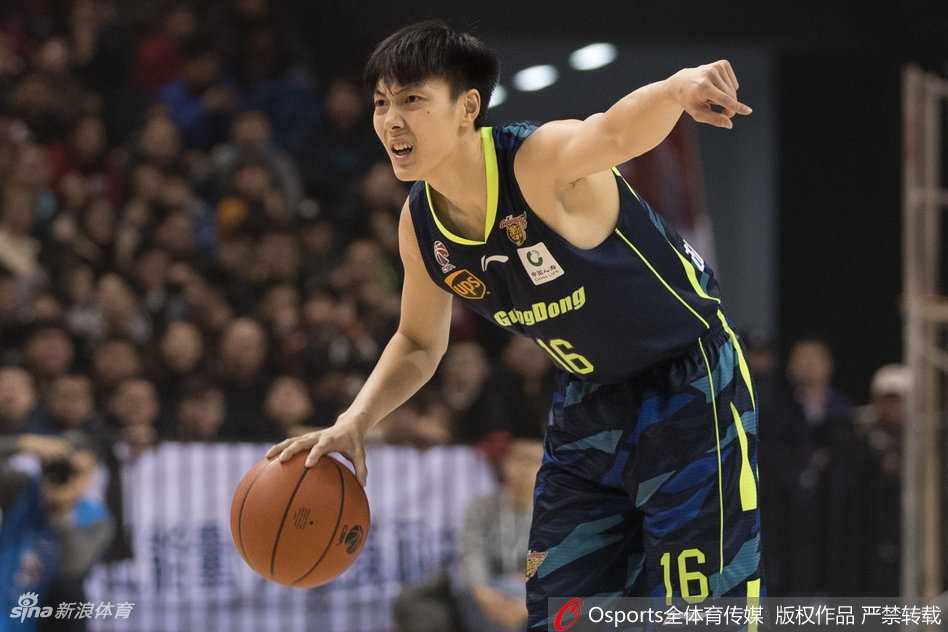粤旅狂飙,易建联独秀!同曦苦撑三节终难敌广东宏远铁蹄 尼克尔森高高跃起,如同展翅的雄鹰,以一记势大力沉的单手劈扣终结进攻,引爆了广东队的替补席。