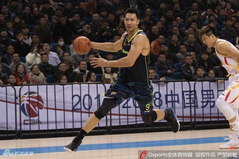 粤旅狂飙,易建联独秀!同曦苦撑三节终难敌广东宏远铁蹄 巴赫拉米面对周鹏的长臂干扰,依然坚决地干拔跳投,皮球划过一道美丽的弧线直奔网窝,这是他本场高光时刻的缩影。