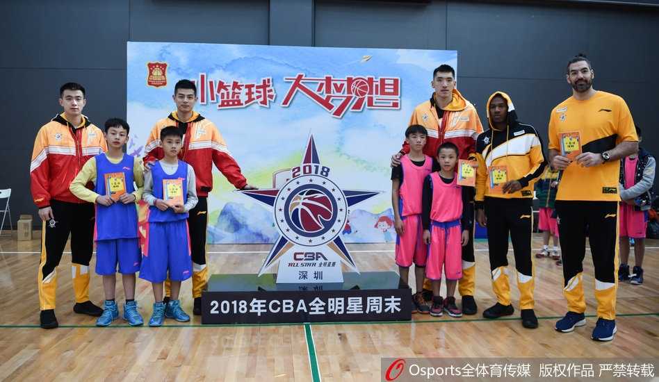 赵继伟坐在场边，手把手地帮一名小球员系好松掉的鞋带，阳光洒在他们身上，细节之处尽显球星的责任与爱心。