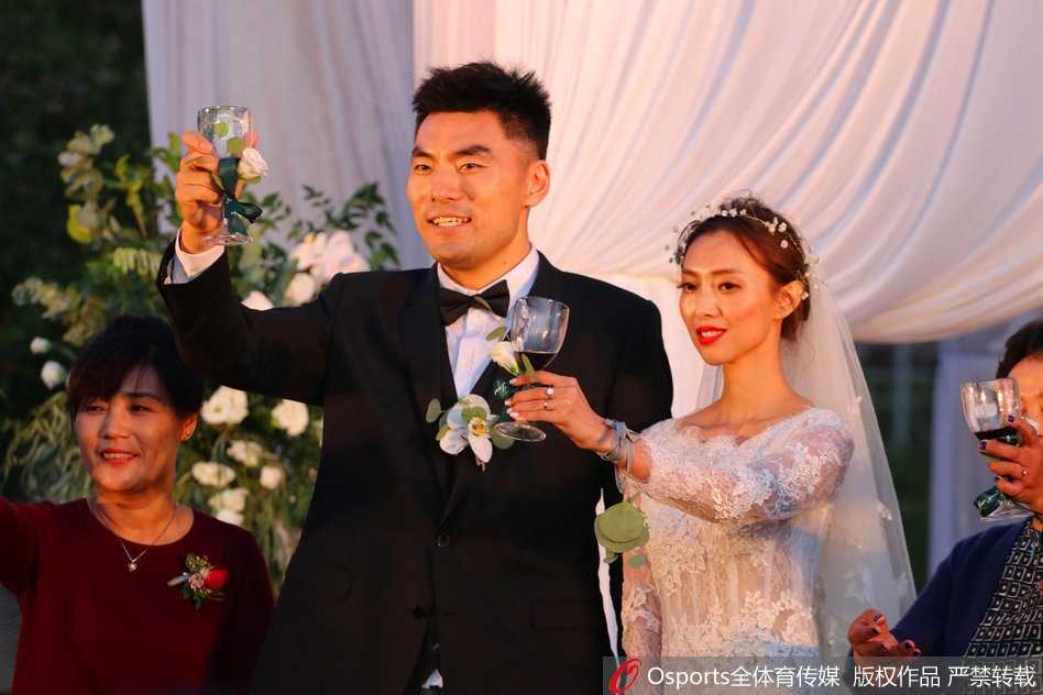 辽篮功勋李晓旭大婚,十年爱情长跑羡煞旁人 李晓旭与爱妻李旭在沈阳户外草坪婚礼上甜蜜对视,新娘手捧鲜花,笑靥如花
