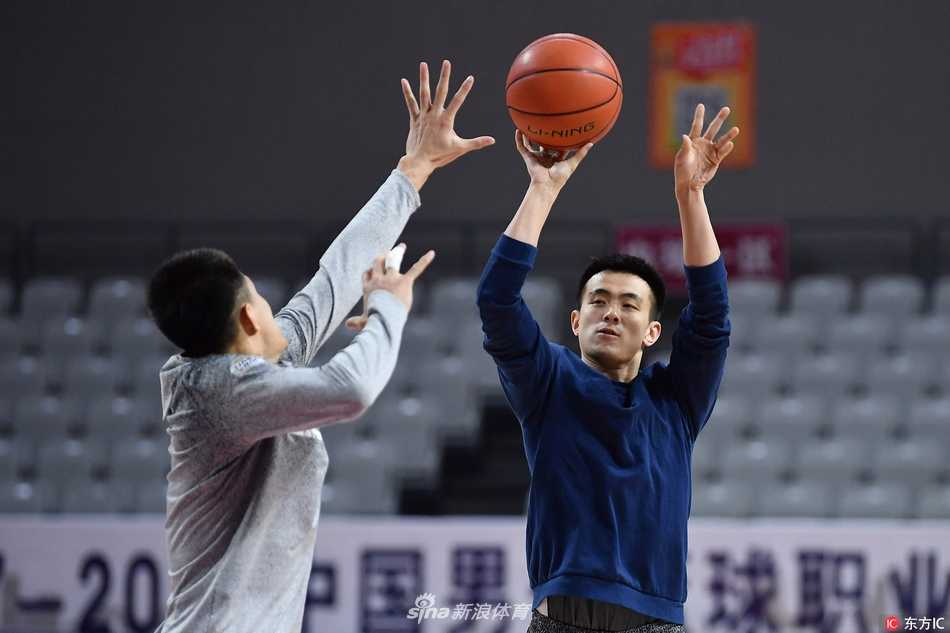 辽篮双子星磨利剑,杭州备战静候新战役 郭艾伦弯腰运球重心压得很低,赵继伟屈膝弓背双手扬起,两人在训练师的注视下进行着高强度的全场紧逼防守练习,脚步移动迅捷如风。
