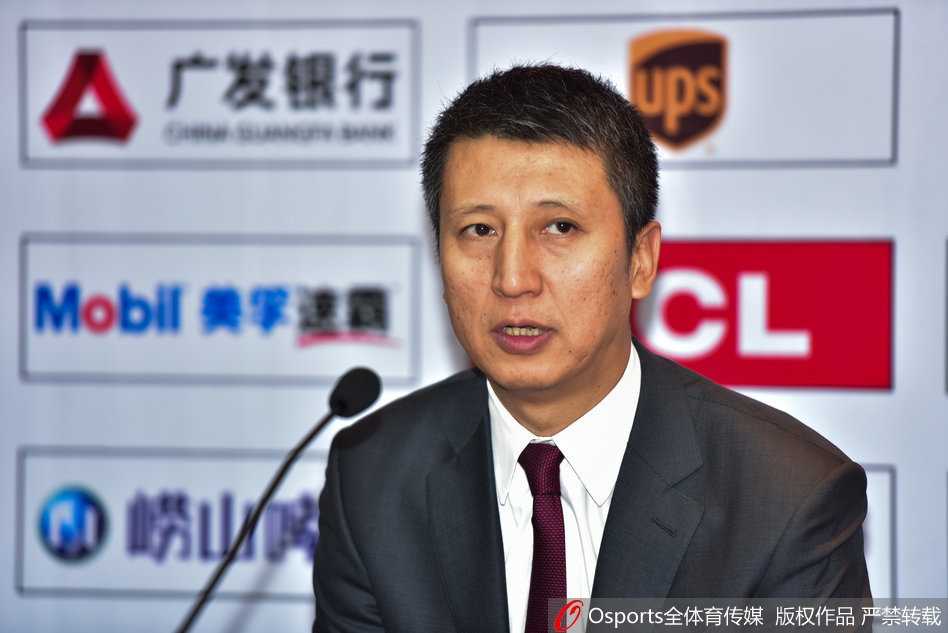辽宁队主帅郭士强在赛后发布会上神色严肃地复盘比赛，他对球队的防守策略表示满意。