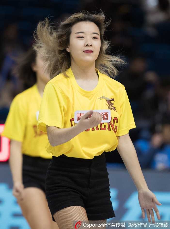 金陵夜战,同曦大胜送八一十连败,篮球宝贝热舞点燃主场激情 一名篮球宝贝在场地中央展示着优美的舞姿,她双手舒展,身姿曼妙,身后的巨大记分牌显示着同曦队大比分领先的喜人局势,这一刻,胜利与美丽交相辉映。