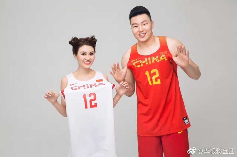 身披红色战袍的李根与一袭白纱的妻子甜蜜相依，国家队的荣耀与个人的幸福在这一刻完美交融。